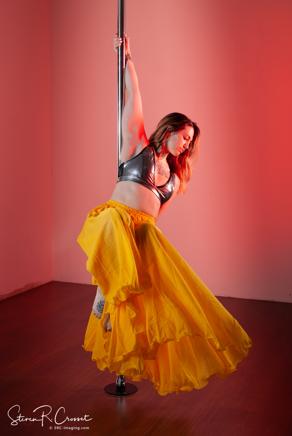 @pole_countess doing her magic on the pole